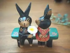 ～アジア雑貨～　バリ島より　ウサギのカップルとベンチのセット