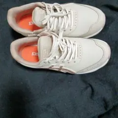 ASICS ベージュ スニーカー