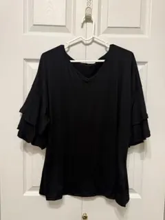 新品❣️黒のフリル袖VネックTシャツ　XLサイズ
