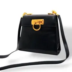 美品 フェラガモ ガンチーニ レザー ショルダーバッグ ブラック ゴールド金具