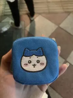 ちいかわ　ハチワレ　カラビナつき刺繍スクエアミニポーチ