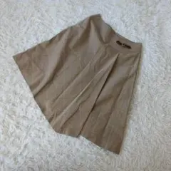 組曲　ひざ丈　アシンメトリー　フレアスカート　綿100% 牛革ベルト　ベージュ