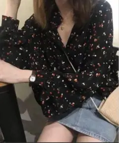 小花柄長袖シャツ 黒　シンプルシャツ　オールシーズン　小花柄