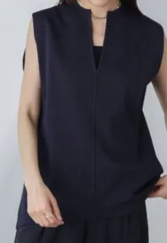 新品未使用タグ付き／UVカットキーネックノースリ－ブニット　ネイビーのサムネイル