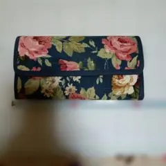 花柄ネイビーブルー長財布