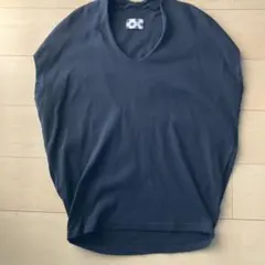 黒のVネック半袖Tシャツのサムネイル
