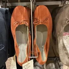 リボン付きオレンジフラットシューズ