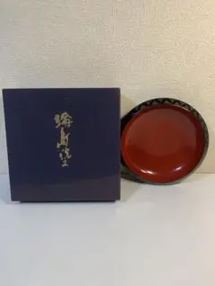 値下げ！【輪島塗　四段重】流れ松沈金\" 未使用/長期保管品 輪島塗 沈金菊文様 四段重箱 未使用 金ぴか 布着せ 本堅地 正月