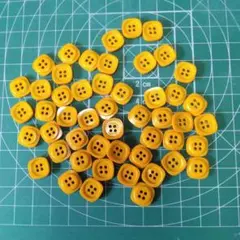 山吹色の4穴ボタン多数