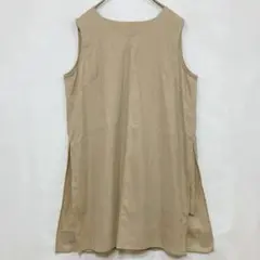 美品＊コムサ Vネックノースリーブチュニック（M）ベージュ サイドスリット ジレのサムネイル