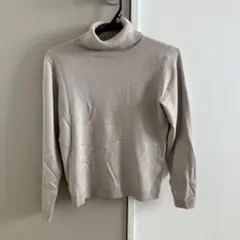 UNIQLOベージュ タートルネックニット Mサイズ