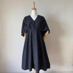 【極美品】ELIN エリン Vネック フレアワンピース ネイビー 上品　日本製のサムネイル