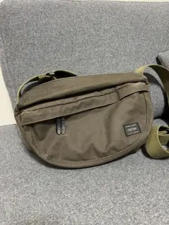 オリーブグリーン ボディバッグ ナイロン製