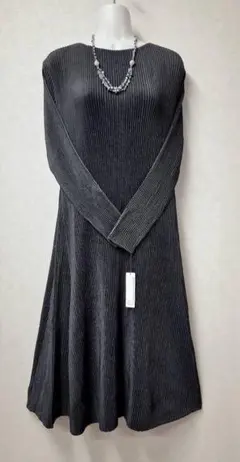 【新品タグ付】スペッチオ Aラインドレス フリーサイズ 黒 ロング丈 プリーツ