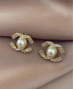 新品未使用　美品　ヴィンテージピアス　ロゴピアス