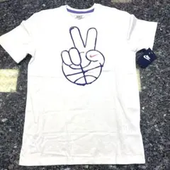 ピースサイン（Vサイン）とバスケットボールホワイトのナイキTシャツM-4