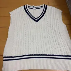 アイボリー ケーブル編み Vネック ニットベスト
