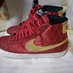 NIKE ハイカットスニーカー レッド/ゴールド