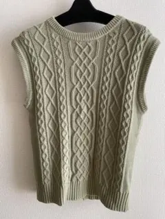 GU グリーンケーブル編みベスト