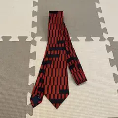 ネクタイ レッド×ネイビー 幾何学模様
