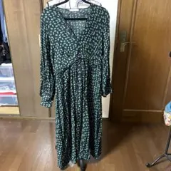 花柄Vネックワンピース（黒・緑）のサムネイル