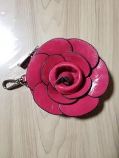 薄い赤の花形　コインケース
