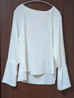 COLLAGE GALLARDAGALANTE、袖フレアサテンTブラウス