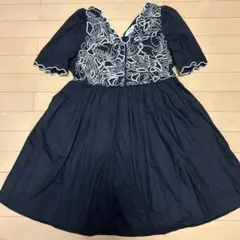 H&M 刺繍入り黒フレアチュニック