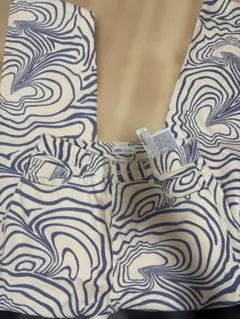 ZARA カジュアルパンツ 総柄のサムネイル
