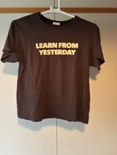 Learn from Yesterday 半袖Tシャツ ダークブラウン