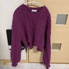 ケーブル編みクロップドセーター