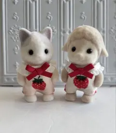 シルバニアファミリー　赤ちゃんロンパース　大きなイチゴ柄　2色セット