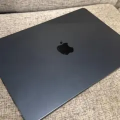 ［美品］MacBookAir M2 13.6インチ ミッドナイト8GB256GBのサムネイル