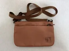 INUK ショルダーバッグ ブラウン サコッシュ 軽量 ユニセックス