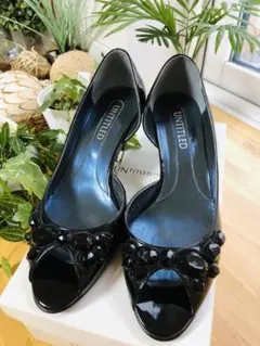 UNTITLED黒エナメルビジューパンプス