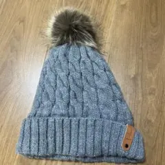 グレー ケーブル編み ニット帽 ファー付き