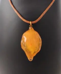 オレンジ樹脂ペンダントのネックレス