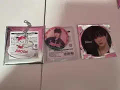 TREASURE ジフン 缶バッチ はぴだんぶいカフェ ポチャッコ