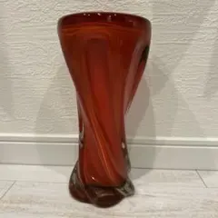 赤色がきれいなガラス花瓶