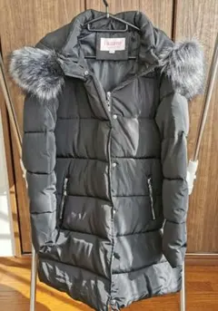 LIGGFOP ブラックファー付きセミロングコート レディース