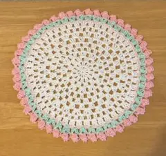花模様のレース編みティーマット