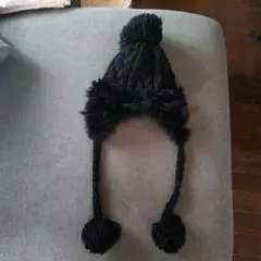 黒いポンポン付きニット帽