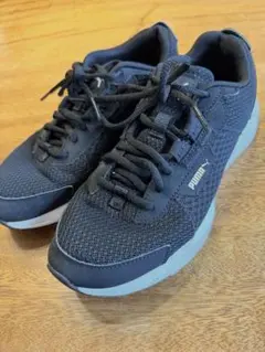 PUMA スニーカー