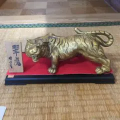 金色の虎の置物のサムネイル