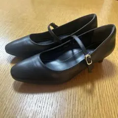 ストラップ付き黒パンプス 3.5cmヒール