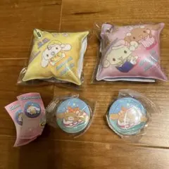 くら寿司 ビッくらポン シナモロール クッションチャーム 2点、缶バッジ2点
