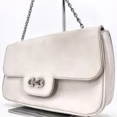 サルヴァトーレフェラガモ チェーンショルダーバッグ ガンチーニ レザー ホワイト