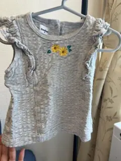 familiar フリル付きグレー ノースリーブTシャツ