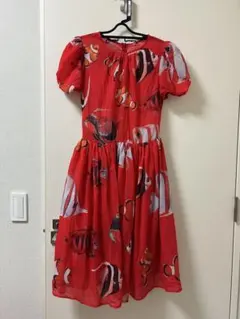 熱帯魚柄ワンピース　個性　派手　カクレクマノミ　赤