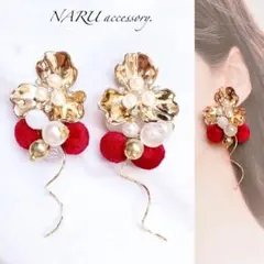 【62】ゴールドフラワー　レッドボール　ひねりチャーム　ピアス　イヤリング